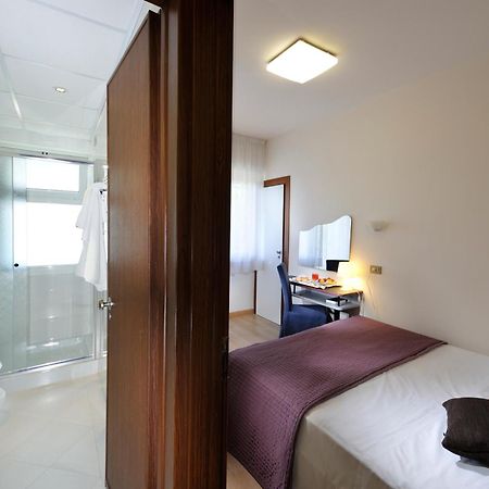 Hotel Eros Lignano Sabbiadoro Luaran gambar
