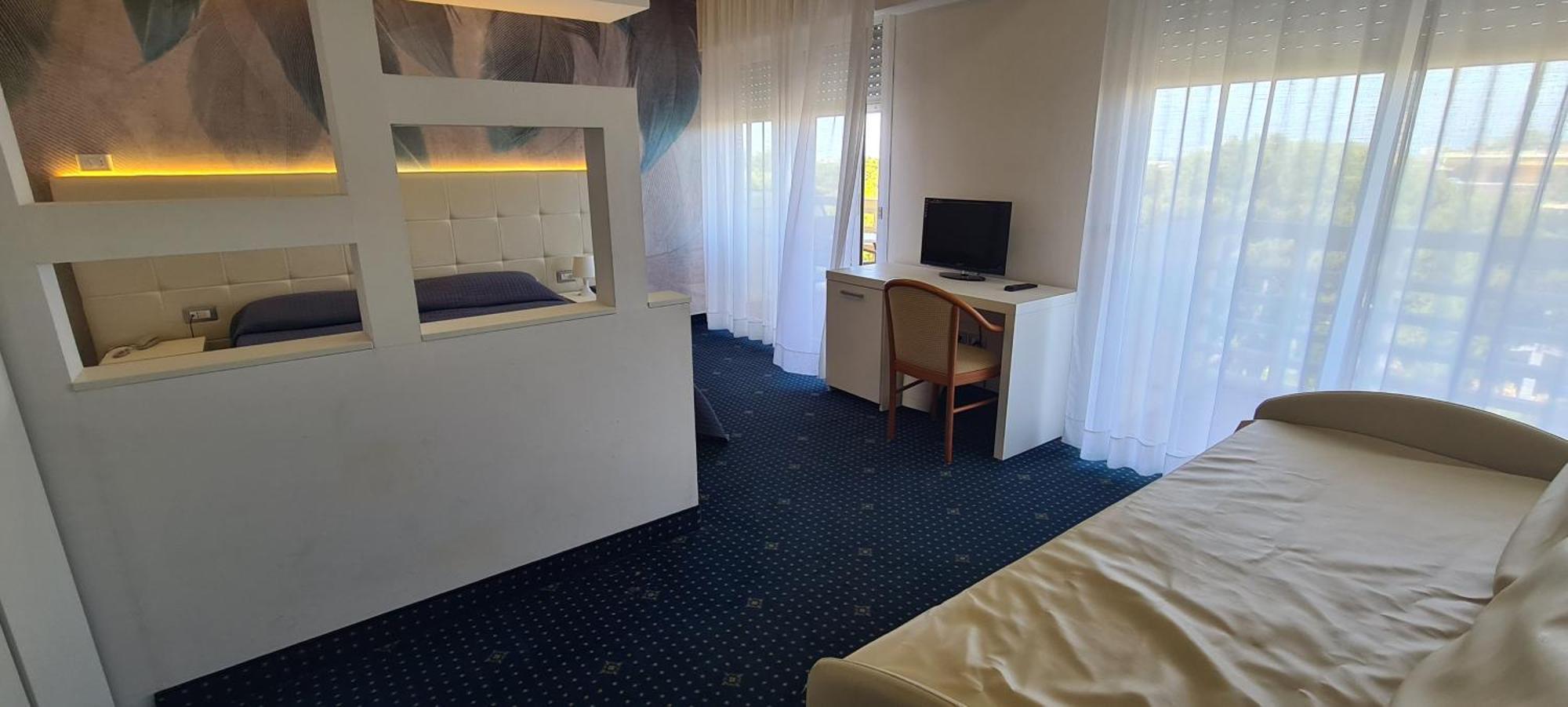 Hotel Eros Lignano Sabbiadoro Luaran gambar