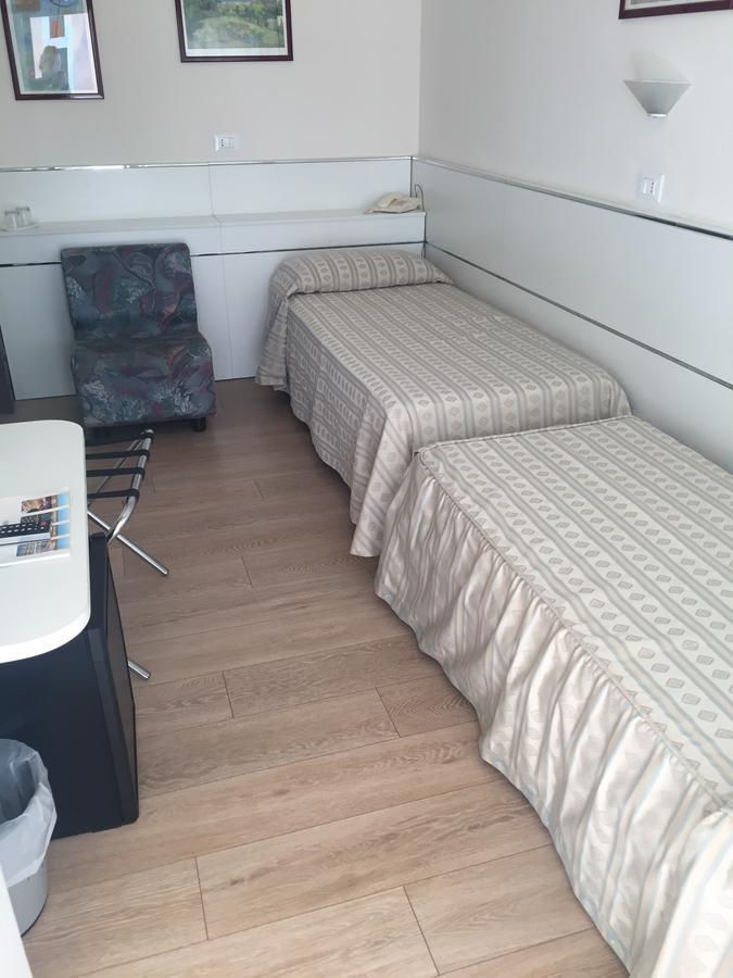 Hotel Eros Lignano Sabbiadoro Luaran gambar