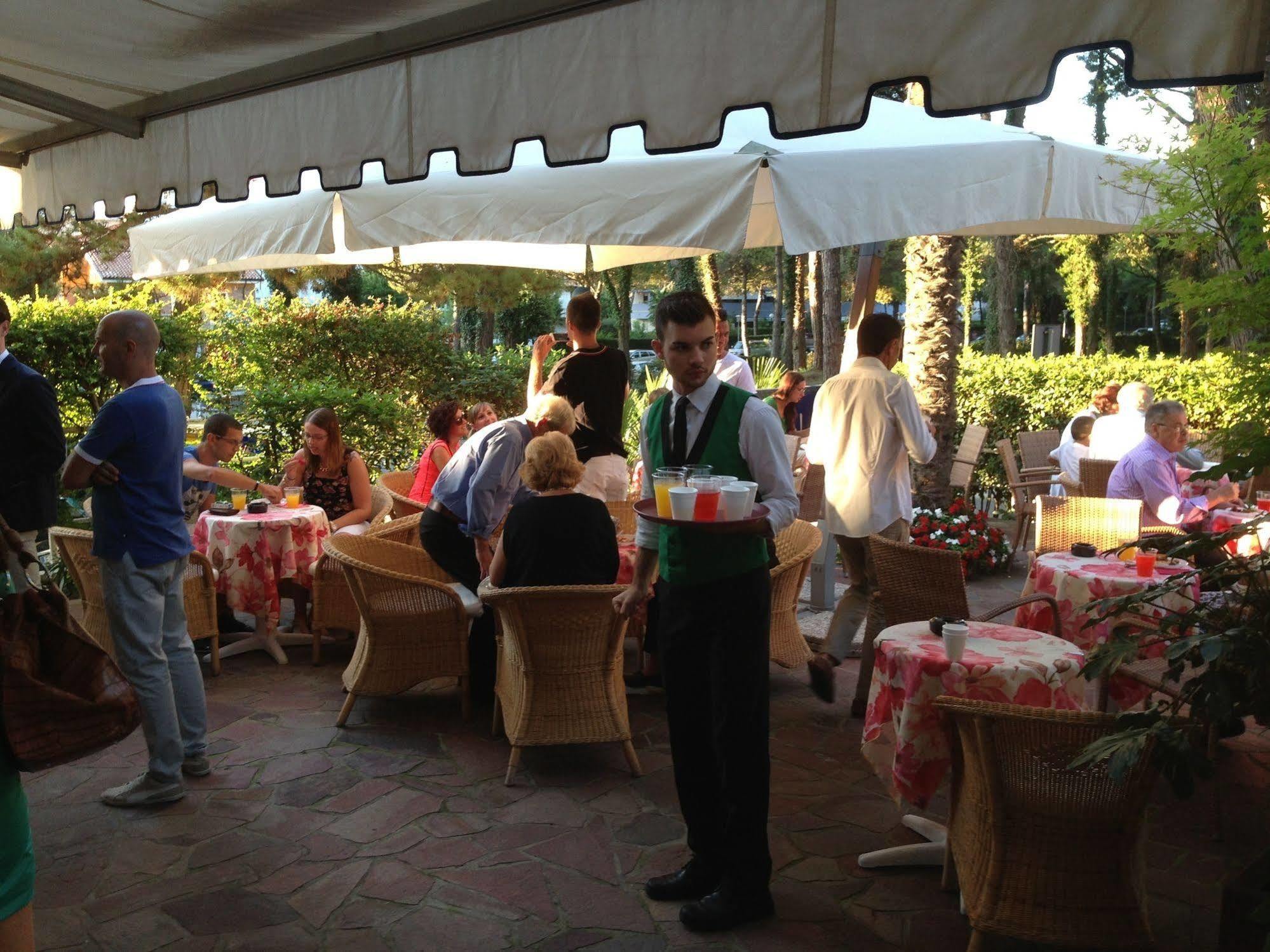 Hotel Eros Lignano Sabbiadoro Luaran gambar