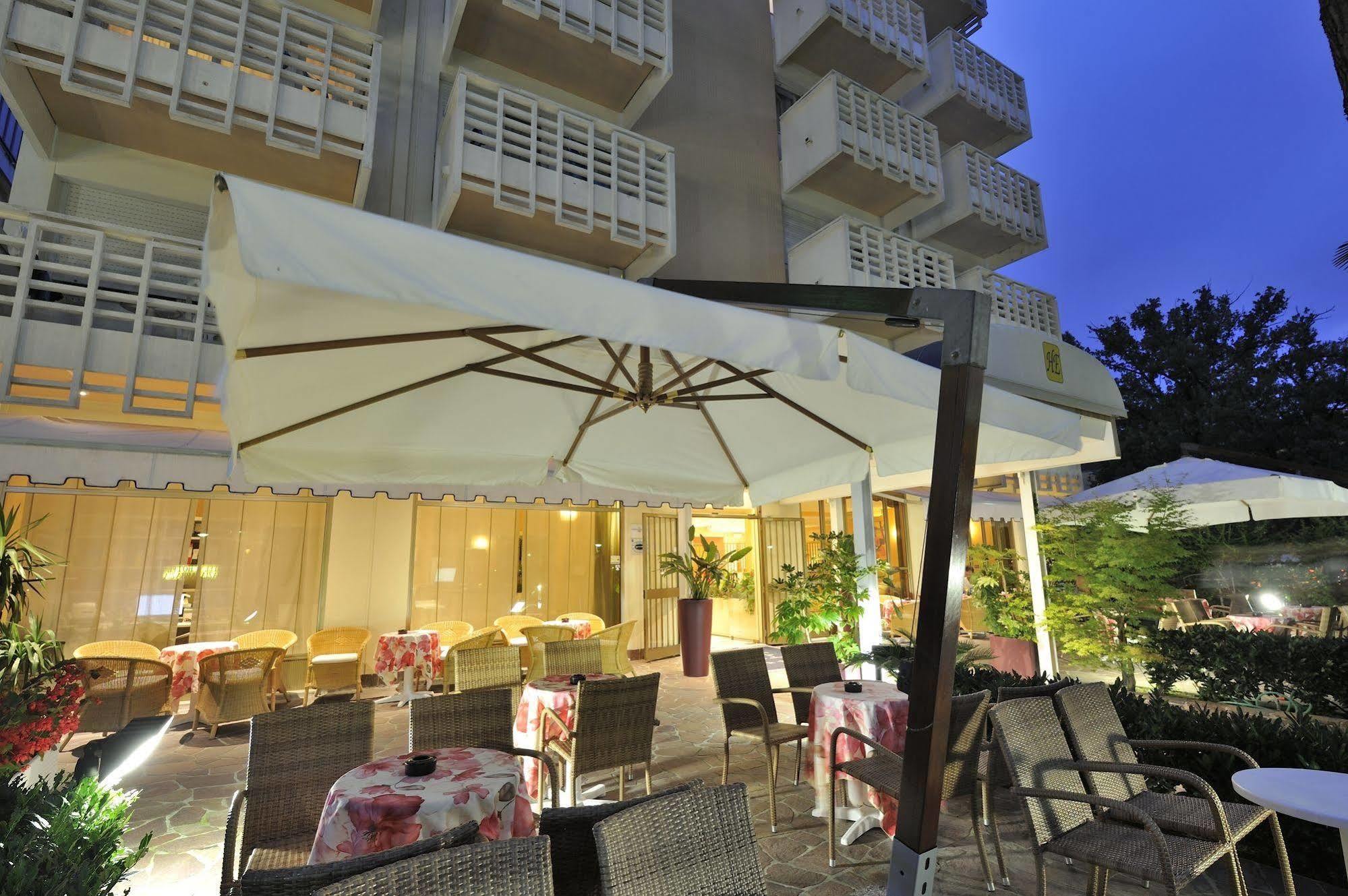Hotel Eros Lignano Sabbiadoro Luaran gambar